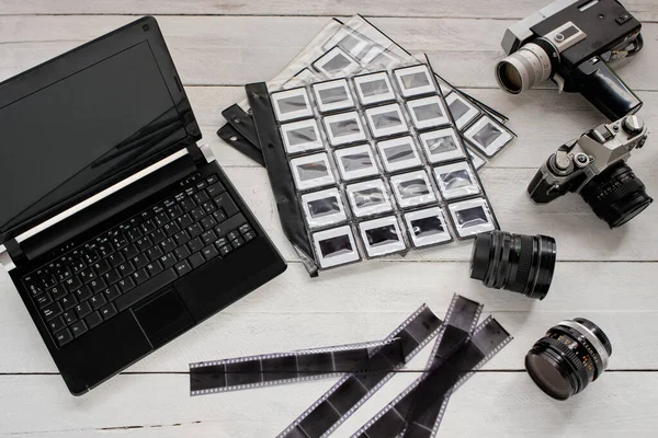 Negatywne Fotograficzne Slajdy Analogowym Sprzętem Fotograficznym Laptopem Rustykalnym Stole — Zdjęcie stockowe