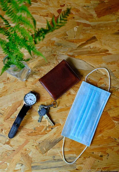 Műtőszoba Maszk Kulcsok Óra Pénztárca Fából Készült Asztalon — Stock Fotó