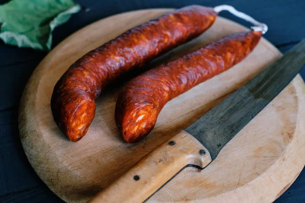 Κοντινό Πλάνο Του Παραδοσιακού Ισπανικού Chorizo Στο Τραπέζι Της Κουζίνας — Φωτογραφία Αρχείου