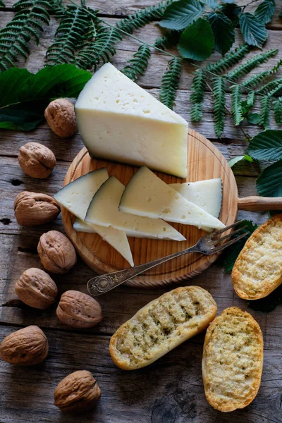 Köy kökenli İspanyol peyniriyle