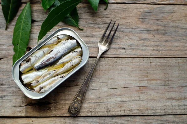 Kırsal masada açık sardalya konservelerinin arka planı