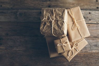 Kraft kağıdına sarılı paketler jüt ile bağlanmış