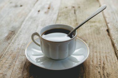 Kırsal masada porselen bardakta sade kahve.