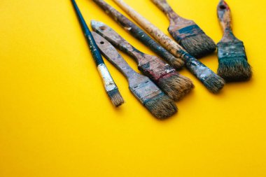 Sarı arkaplanda eski fırçalar