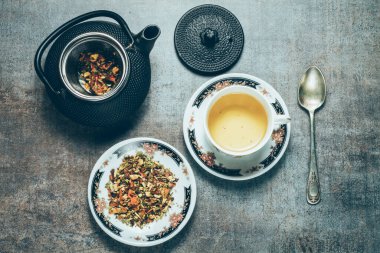 Yeşil çay, çaydanlık ve çay yaprakları.