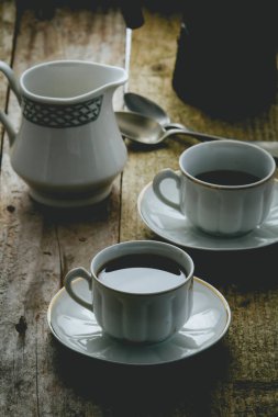 Kırsal masada porselen bardakta sade kahve.