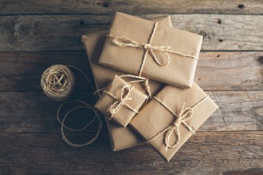 Kraft kağıdına sarılı paketler jüt ile bağlanmış