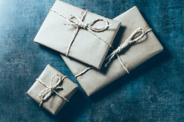 Kraft kağıdına sarılı paketler jüt ile bağlanmış