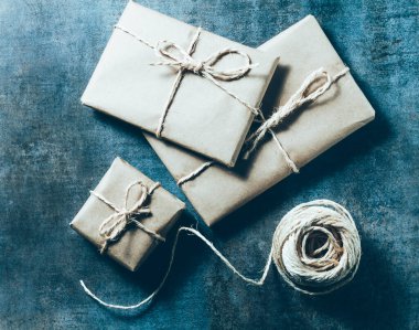 Kraft kağıdına sarılı paketler jüt ile bağlanmış