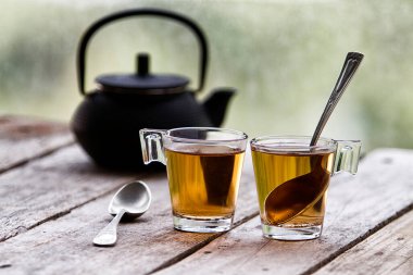 Rooibos çayı ve çaydanlık ahşap masada.