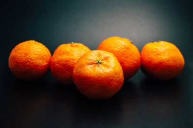 Siyah arka planda Mandarinler