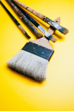 Sarı arkaplanda eski fırçalar