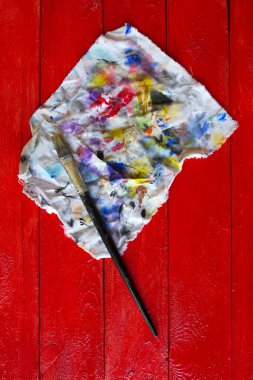 Kırmızıya boyanmış ahşap zemin üzerindeki boya izleriyle fırçala ve sil.