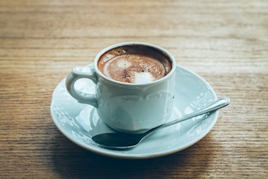 Kırsal masada kesilmiş kahve.