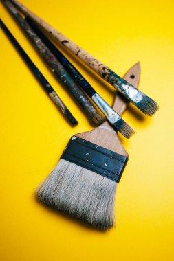 Sarı arkaplanda eski fırçalar