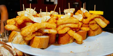 Bask ülkesinin pintxos 'u olarak adlandırılan İspanyol tapaları