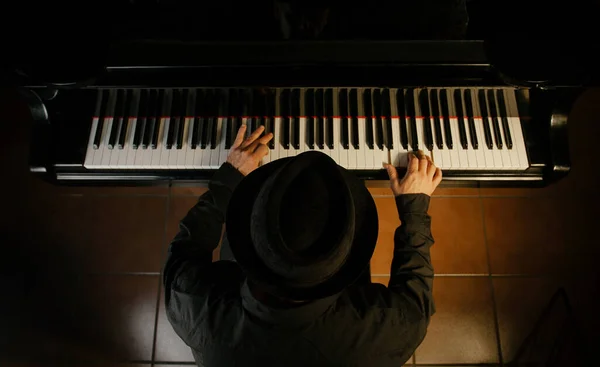 Pianista Tocando Piano Cauda Visto Cima — Fotografia de Stock