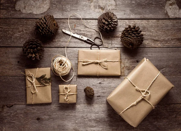 Kravat kağıdına sarılı paketler jüt ve ananasla bağlanmış.