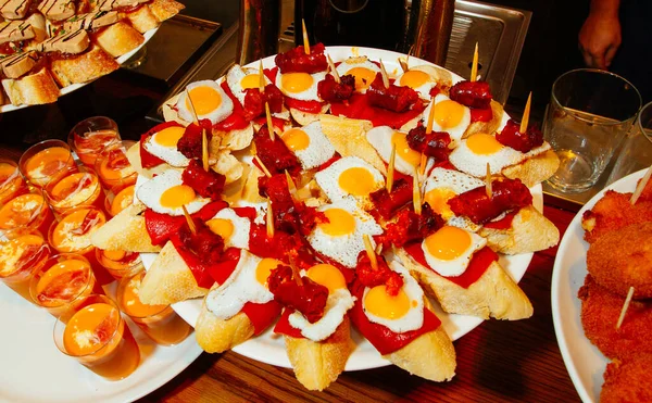 Tapas Españolas Llamadas Pintxos Del País Vasco —  Fotos de Stock