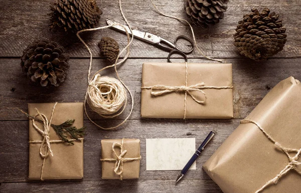 Hediye paketi, ananas ve metin için kart içeren köy tablosu