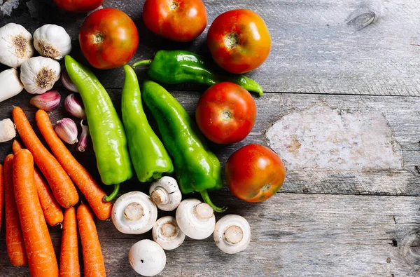 Kırsal masadaki metinler için çeşitli sebzeler ve alan