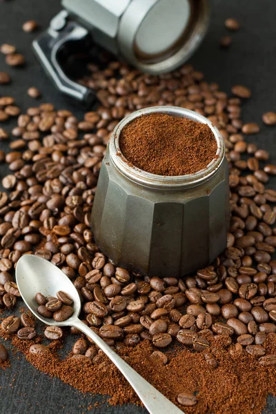 Kaffeebohnen Der Mokka Kaffeemaschine — Stockfoto