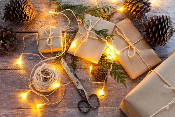 Paquetes Regalo Navidad Iluminados Con Bombillas Con Fondo Rústico — Foto de Stock