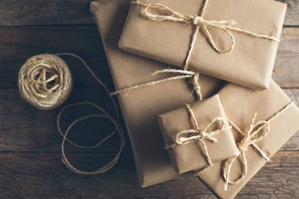 Kraft kağıdına sarılı paketler jüt ile bağlanmış