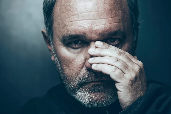 Elli yıllık olgun bir adamın portresi.