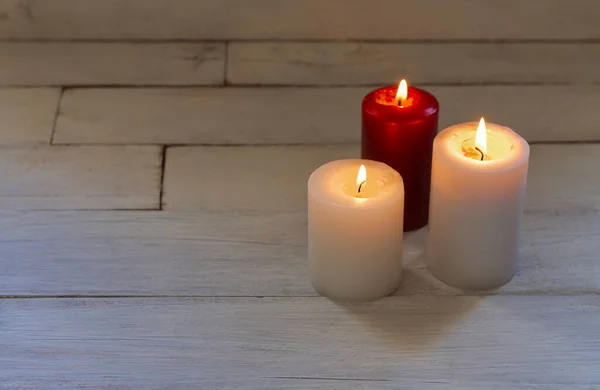 Kırsal ahşap arka planda Noel mumları