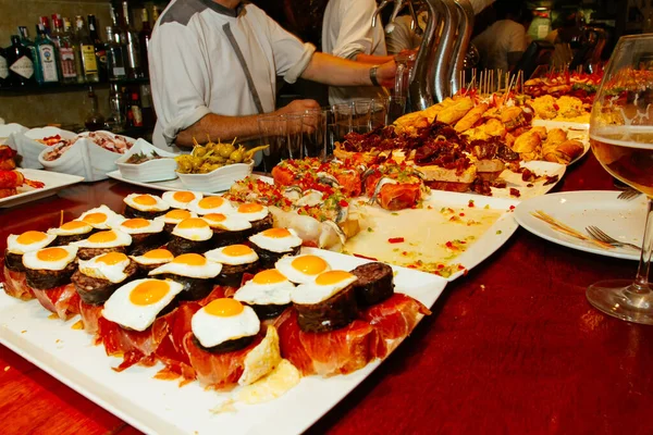 Bask Ülkesinin Pintxos Olarak Adlandırılan Spanyol Tapaları — Stok fotoğraf