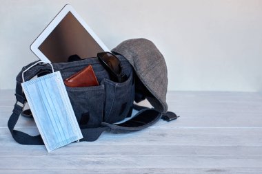 Temel erkek aksesuarları ve cerrahi maske