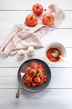 Baharatlı domates soslu köfteler. Yukarıdan yatay görünüm