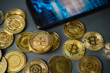 Piyasa eğilimlerini vurgulayan yükselen bir fiyat tablosu gösteren mobil bir cihazla çeşitli kripto para birimleri düzenlenmiştir. Xrp 'de bunların arasında yer alıyor..