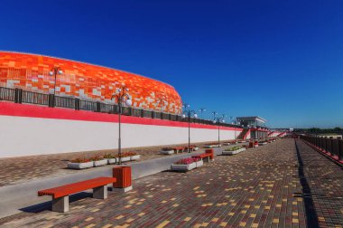 Açık mavi gökyüzüne karşı set ve stadyum