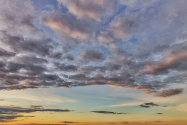 Bewölkter Himmel Bei Sonnenuntergang Sommerabend — Stockfoto