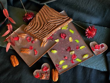 Böğürtlen parçalı çikolata sanatı, detaylar.