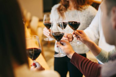 En iyi arkadaşım doğum gününü kutluyor ve şarap içiyor.