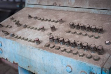 Terk edilmiş fabrikada kontrollü kontrol paneli