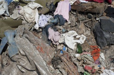 Şehir çöplüğündeki pislikler. Geri dönüşüm için atık