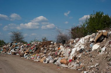 Şehir çöplüğündeki pislikler. Geri dönüşüm için atık