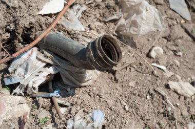 Şehir çöplüğündeki pislikler. Geri dönüşüm için atık