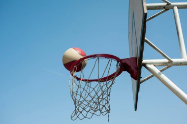 Ringde bir basketbol topu