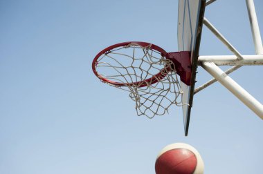 Ringde bir basketbol topu