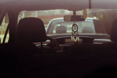 Arabadaki dilek ve hayallerin koruyucusu. Tüyler bir rüya yakalar