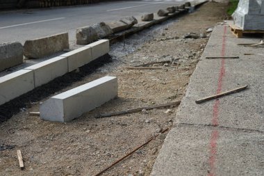 Kaldırımın yeniden inşası ve eski kaldırımların değiştirilmesi. İnşaat alanı