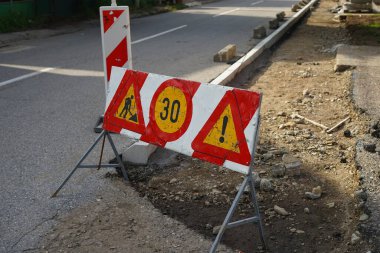 Sokaklarda iş yapıldığına dair uyarı levhaları. Kaldırımın yeniden inşası