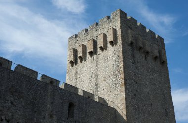 Ortaçağ şövalyelerinin kalesinin taş duvarı.