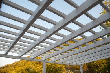 Beyaz boyalı ahşap çatı