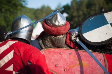 Sırbistan 'daki Manasya Manastırı' nda düzenlenen geleneksel Ortaçağ Pazar kutlamasında ortaçağ demirci kıyafetleri, aletleri ve silahlarının ayrıntıları